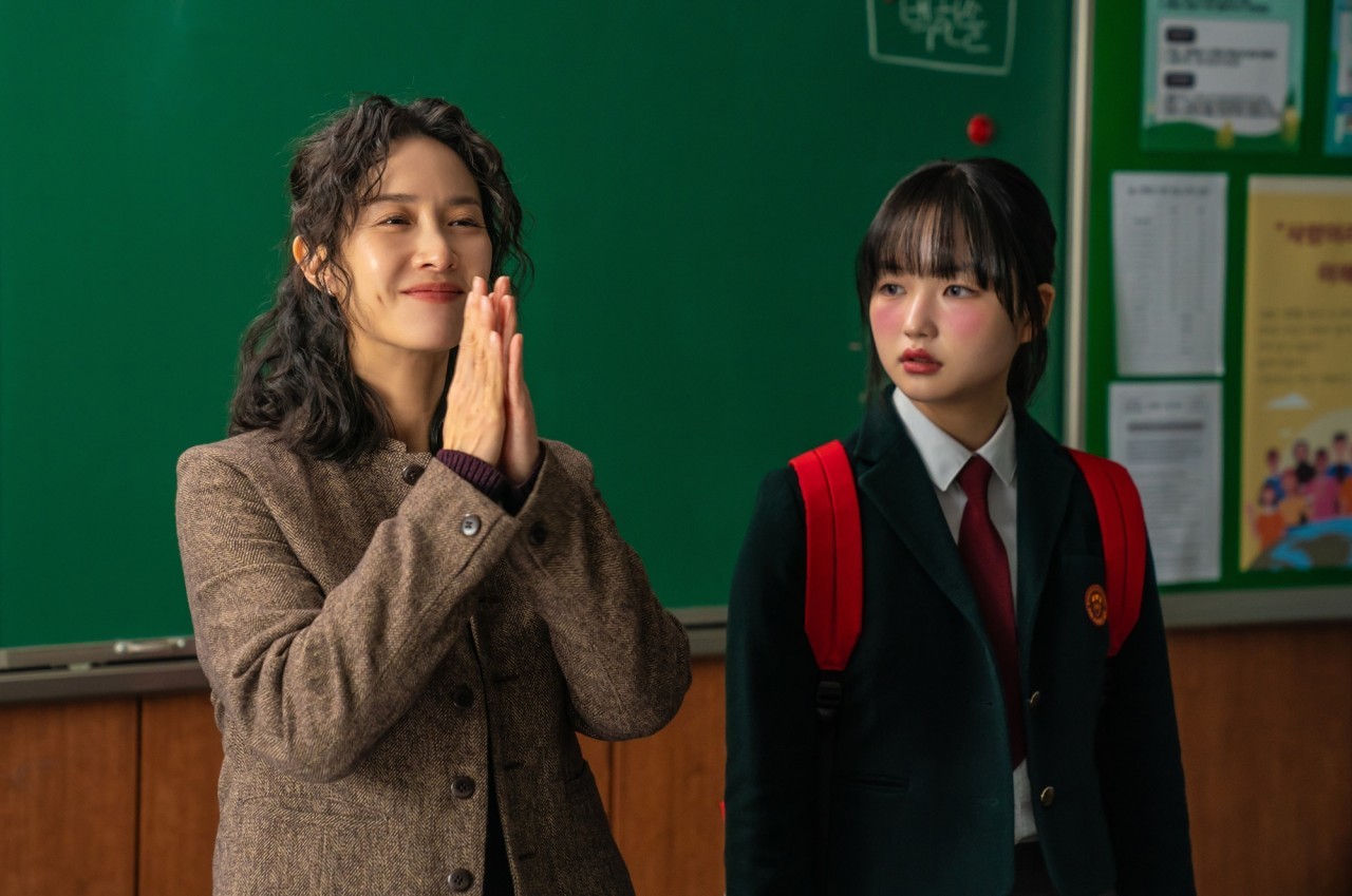 영화 '좀비딸'에 출연한 배우 조여정과 최유리 / (주)NEW