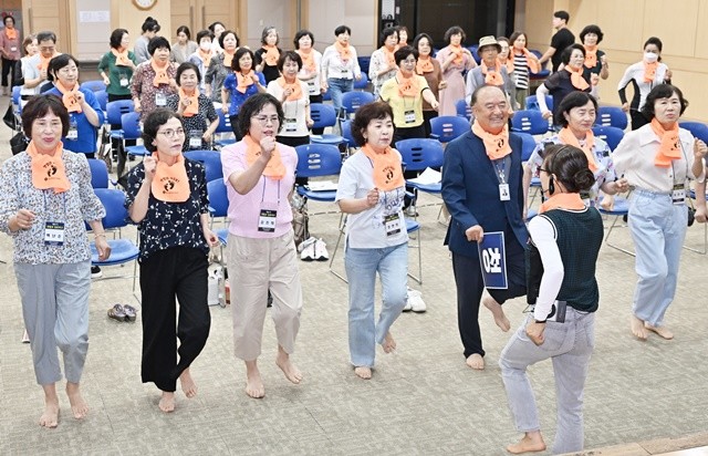 광주 서구 주민들이 7일 서구청 들불홀에서 열린 건강수명 100세까지, 걸어서 100세까지 '제4기 맨발로 청춘학교'에서 전문 강사로부터 맨발 걷기 방법을 배우고 있다. 광주 서구 제공