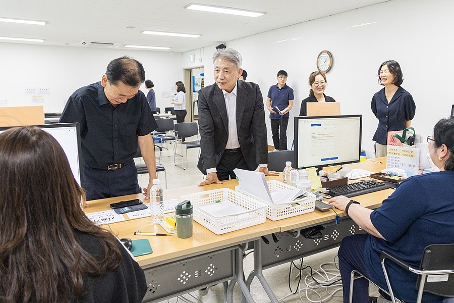 윤환 구청장이 7월 민생회복 소비쿠폰 접수 현장을 점검하고 있다