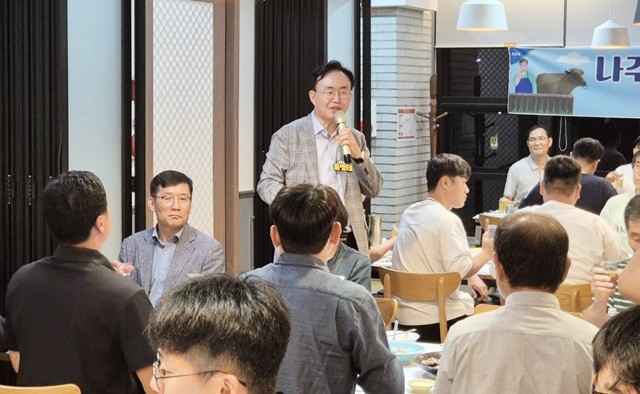윤병태 나주시장은 지난 6일 나주시 청년한우회 정기모임에 참석해 지역 청년 축산인들과 간담회를 가졌다. (사진제공-나주시)
