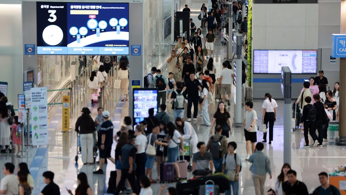 지난달 29일 여름 성수기를 맞은 인천국제공항 제1여객터미널 출국장이 승객으로 붐비고 있다. / 연합뉴스