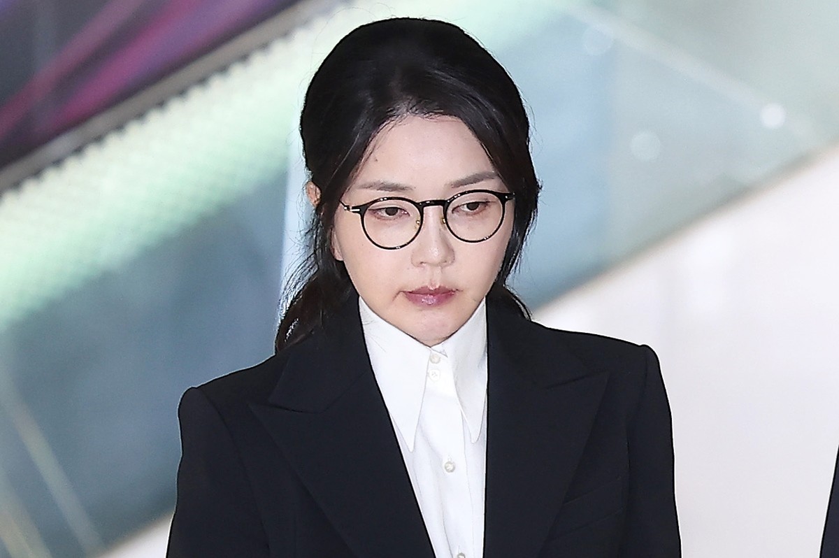 윤석열 전 대통령의 부인 김건희 여사가 지난 6일 서울 종로구 KT광화문빌딩에 마련된 김건희 특검팀 사무실에서 조사를 마친 후 귀가하고 있다. / 뉴스1