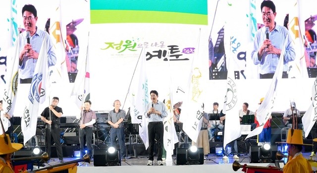 지난 1일 노관규 순천시장이 오천그린광장에서 열린 정원예술제 개막식에 참석해 인사말을 하고 있다
