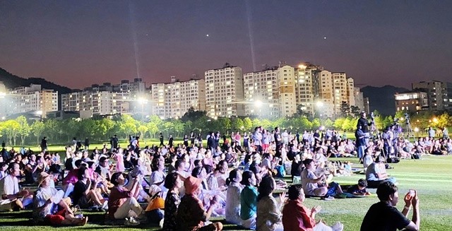 지난 1일 오천그린광장에서 열린 ‘2025 정원예술제’를 즐기고 있는 시민들