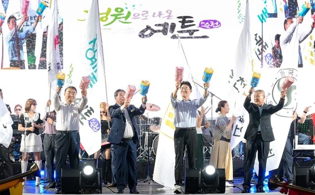 지난 1일 정원예술제 개막식에서 주요 내빈들이 버블 퍼포먼스를 하고 있다(전남예총 임점호 회장, 강형구 순천시의회 의장, 노관규 순천시장, 순천예총 성정채 회장)