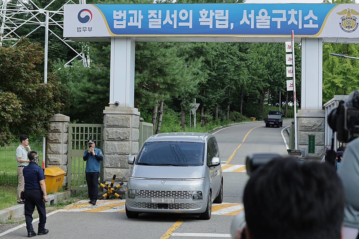 김건희 여사 관련 의혹을 수사하는 민중기 특별검사팀 차량이 7일 오전 윤석열 전 대통령에 대한 2차 체포영장 집행이 무산된 뒤 경기 의왕시 서울구치소 밖으로 이동하고 있다 / 뉴스1