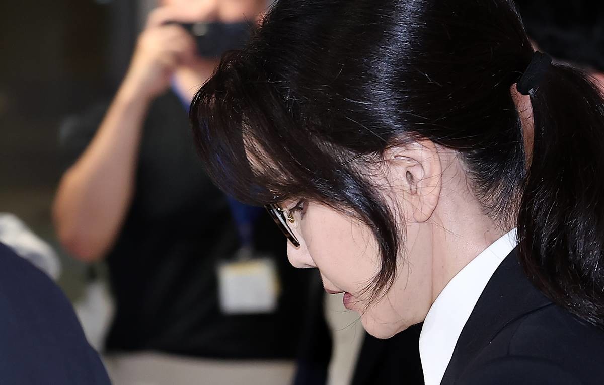 윤석열 전 대통령의 부인 김건희 여사가 지난 6일 서울 종로구 KT광화문빌딩에 마련된 김건희 특검팀(특별검사 민중기) 사무실에서 조사를 마친 후 귀가하고 있다 / 뉴스1