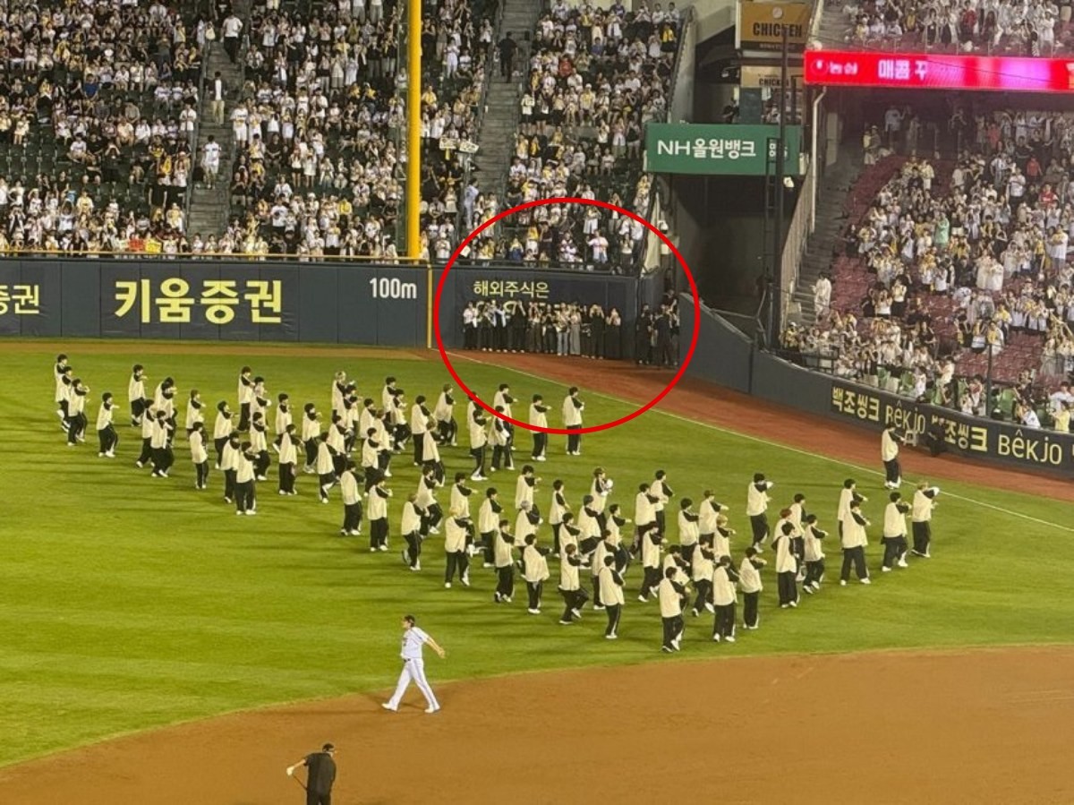 외야 펜스 입구로 무단 진입한 정황 / 스레드 캡처