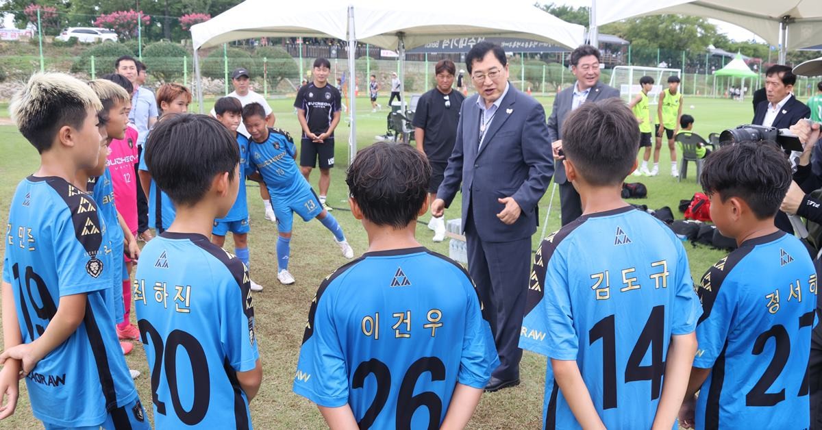 7일 경주 알천구장에서 열린 ‘2025 화랑대기’ 경기장. 주낙영 경주시장이 알천구장을 찾아 부천FC 유소년 선수단에게 격려 인사를 전하고 있다./경주시