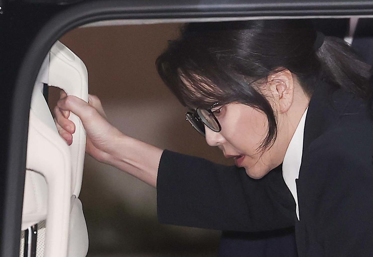 윤석열 전 대통령의 부인 김건희 여사가 6일 서울 종로구 KT광화문빌딩에 마련된 김건희 특검팀(특별검사 민중기) 사무실에 피의자 신분으로 출석해 조사를 마친 뒤 귀가하고 있다. / 뉴스1
