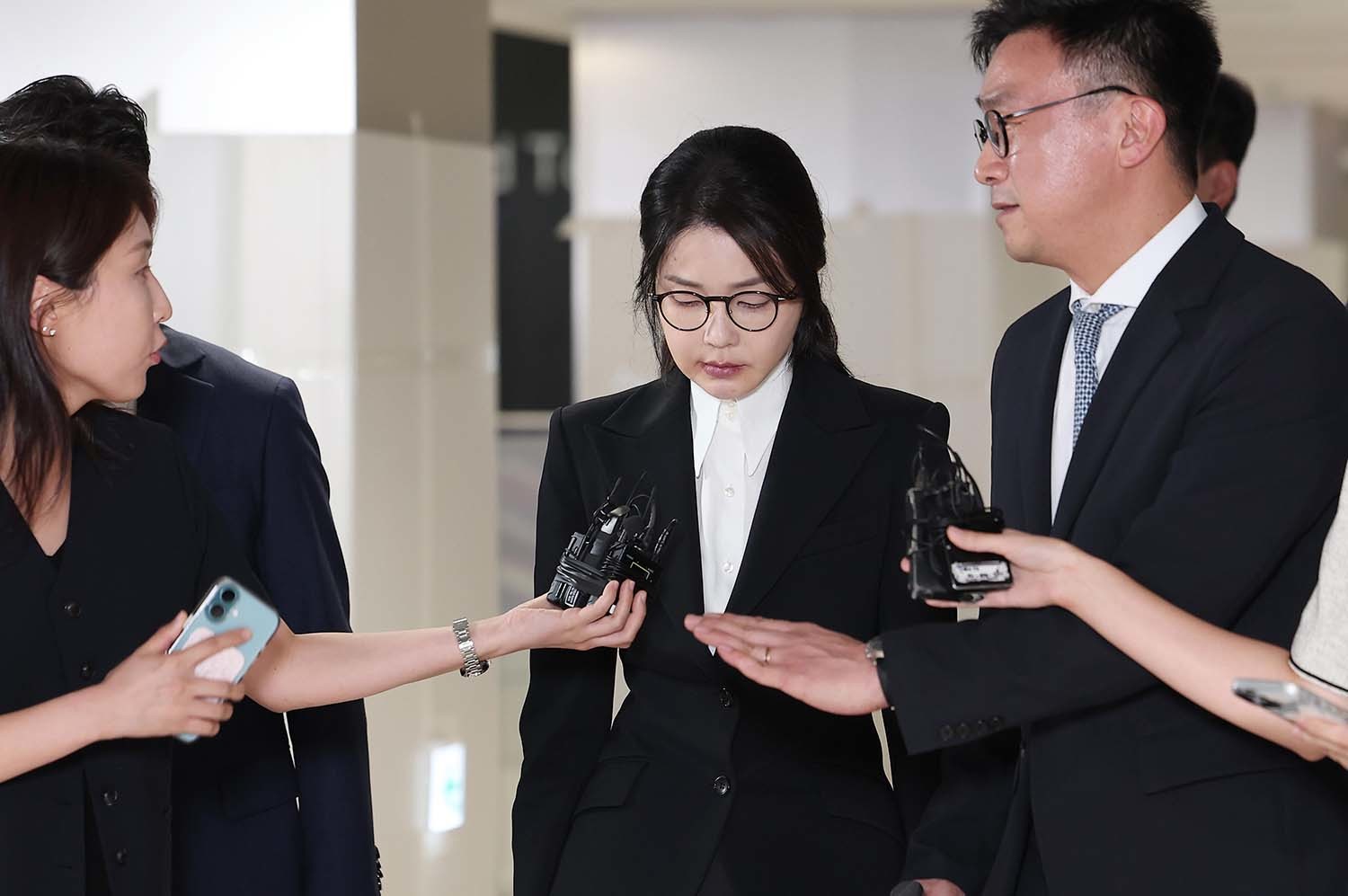 윤석열 전 대통령의 부인 김건희 여사가 6일 서울 종로구 KT광화문빌딩에 마련된 김건희 특검팀(특별검사 민중기) 사무실에 피의자 신분으로 출석해 조사를 마친 뒤 귀가하고 있다. / 뉴스1