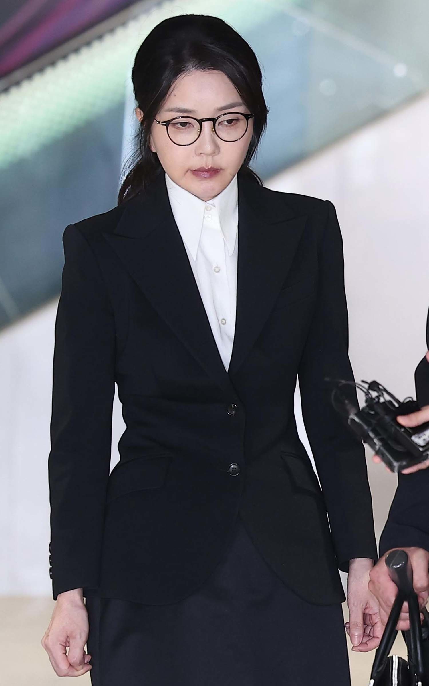 윤석열 전 대통령의 부인 김건희 여사가 6일 서울 종로구 KT광화문빌딩에 마련된 김건희 특검팀(특별검사 민중기) 사무실에 피의자 신분으로 출석해 조사를 마친 뒤 귀가하고 있다. / 뉴스1