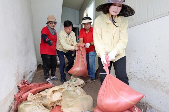 박병규 광산구청장이 지난 5일 신흥동 폭우 피해 현장을 찾아 주민의 현장 수습 작업을 돕고 있다.