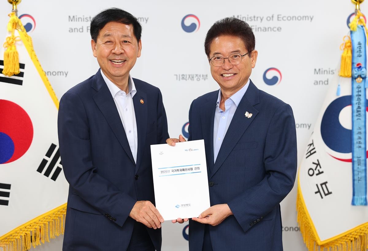 이철우 경상북도지사가 7일, 정부서울청사에서 구윤철 경제부총리를 만나 경북 현안사업 관련 전방위 국비 지원을 건의했다.