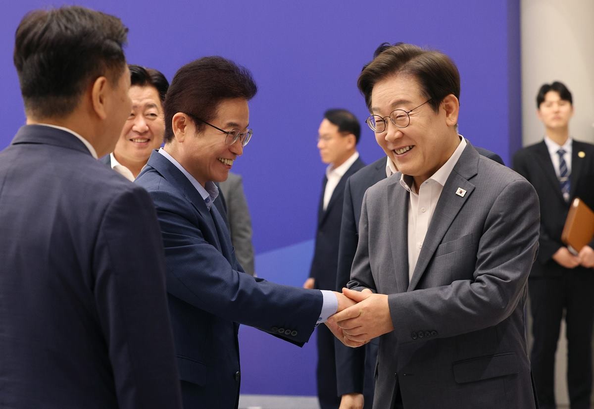 지난 1일 대통령실 주관 ‘시도지사 간담회’에서 이철우 도지사를 만나는 이재명 대통령/이하 경북도
