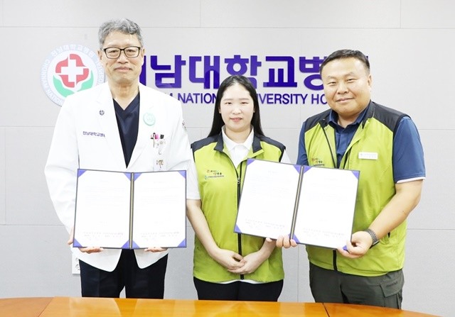 전남대학교병원은 지난 6일 오후 4시 행정동 2층 회의실에서 정 신 원장, 윤경철 진료부원장, 김영민 사무국장 등 본·분원 보직자를 비롯해 보건의료산업노조 최권종 광주전남지역본부장, 신나리 전남대병원지부장 등 노사 양측 관계자들이 참석한 가운데 2025년 임금단체협상 조인식을 했다. 왼쪽부터 정 신 전남대병원장, 보건의료산업노조 신나리 전남대병원지부장, 최권종 광주전남지역본부장.