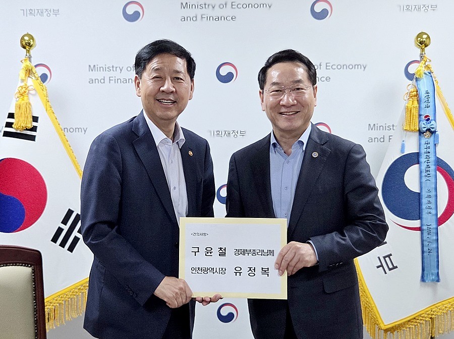유정복 인천광역시장이 7일 정부서울청사에서 구윤철 경제부총리에게 건의사항을 전달하고 있다