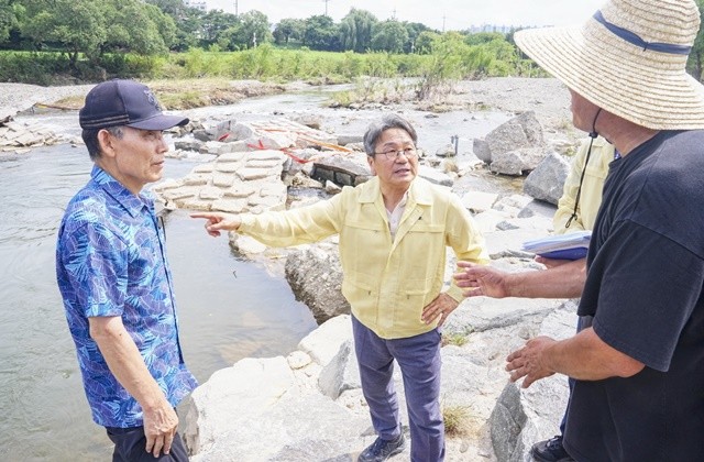 강기정 광주광역시장이 7일 오후 북구 운암동 공구의 거리 인근 광주천 유촌보를 찾아 상인들과 침수예방대책을 논의하고 있다./광주광역시 제공