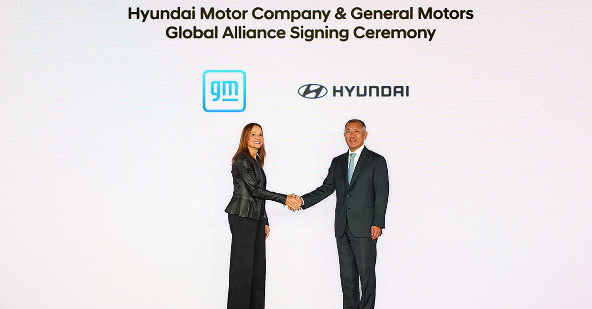 지난해 9월 현대차와 GM의 MOU 체결 현장에서 메리 바라 GM 회장(왼쪽)과 정의선 현대차그룹 회장(오른쪽)이 기념 촬영을 하고 있다. / 현대자동차그룹