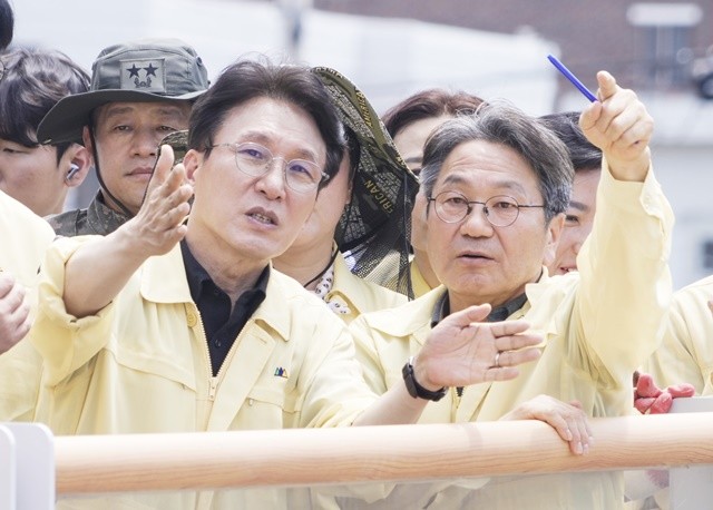 강기정 광주광역시장이 지난 7월20일 오전 김민석 국무총리와 폭우 침수 피해 지역인 북구 신안교 일대를 돌며 피해 현장을 살펴보고 있다./광주광역시 제공