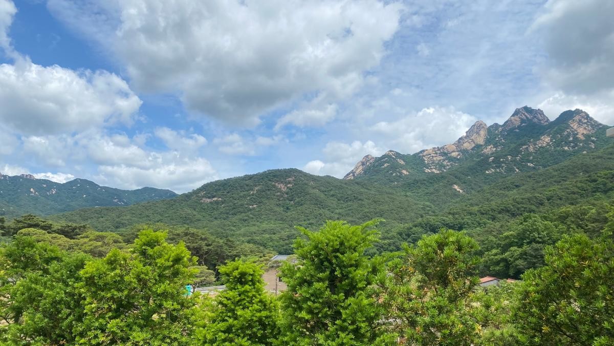 북한산 둘레길. / Cool Stormmight-shutterstock.com