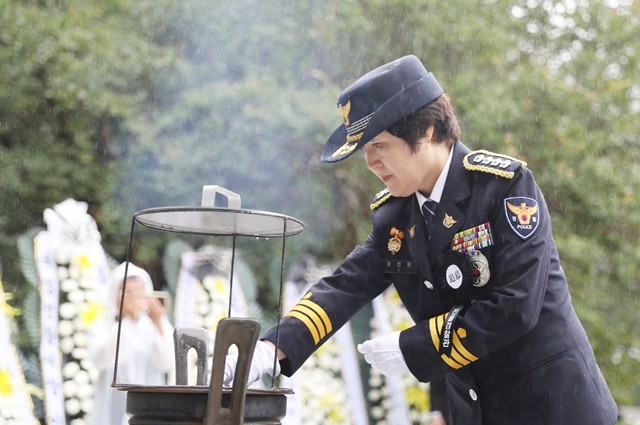 이인영 곡성경찰서장이 헌화 분향을 하고 있다.