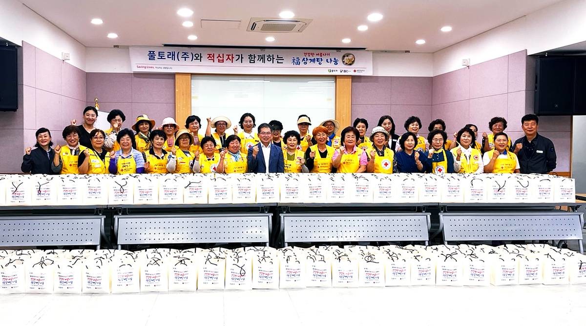 대한적십자사봉사회 군위군협의회(회장 김남수)는 지난 7일 산성면 복지회관에서 읍·면 적십자봉사회원 30여명과 함께 무더위 속 삼계탕 나눔행사를 진행했다. / 군위군