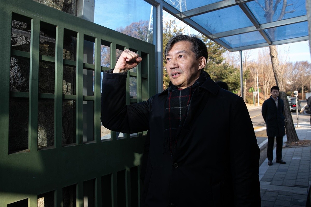 자녀 입시 비리와 청와대 감찰 무마 혐의로 대법원으로부터 징역 2년 실형을 확정받은 조국 전 조국혁신당 대표가 지난해 12월 경기도 의왕시 서울 구치소로 수감되기 전 지지자들에게 주먹을 쥐어 보이며 인사하고 있다.  / 뉴스1