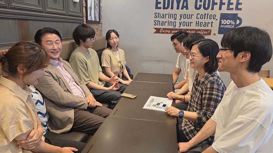 김동근 시장이 8월 7일 시청 인근 식당에서 민원여권과 직원들과 오찬 간담회를 진행하고 있다