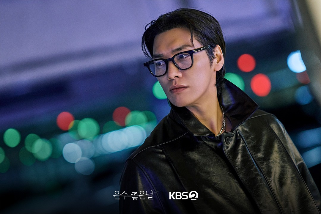 낮에는 강사, 밤에는 마약 딜러로 이중적 삶을 사는 인물을 연기한 김영광 / KBS