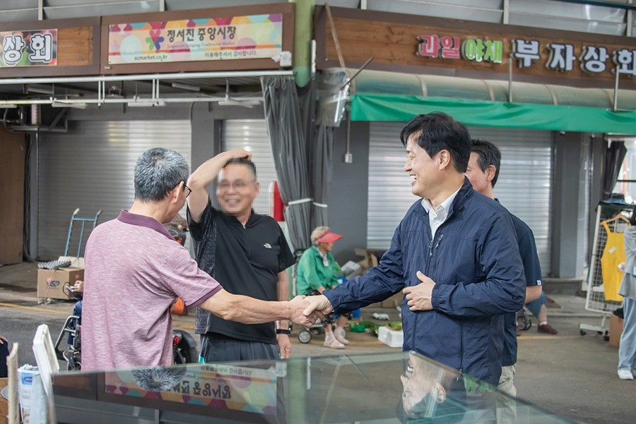 인천 서구 정서진중앙시장에서 소상공인과 담소를 나누는 강범석 구청장