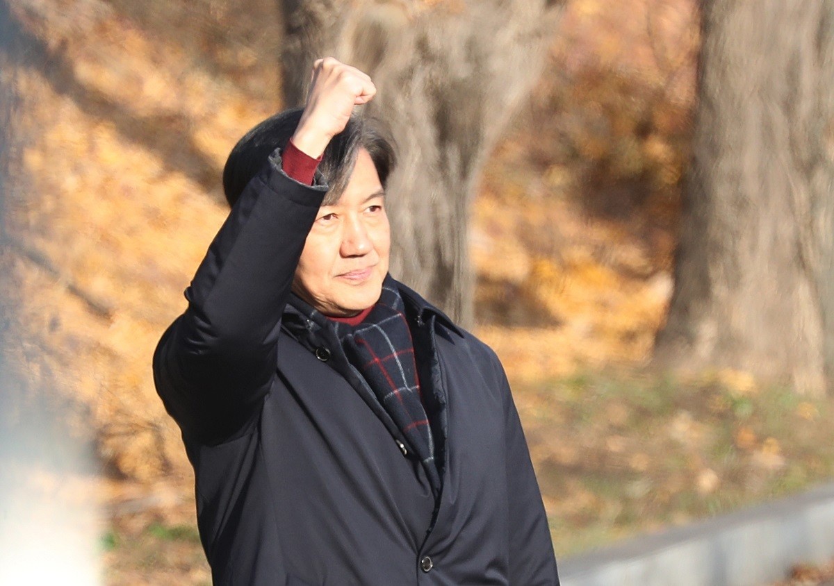 조국 전 조국혁신당 대표가 지난해 12월 수감을 위해 경기 의왕시 서울구치소로 들어가기 전 지지자들에게 인사를 하고 있다. 자료 사진 / 뉴스1
