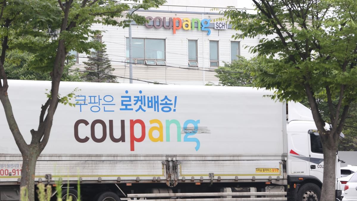 서울의 한 쿠팡 물류센터를 오가는 차량 모습.  / 연합뉴스