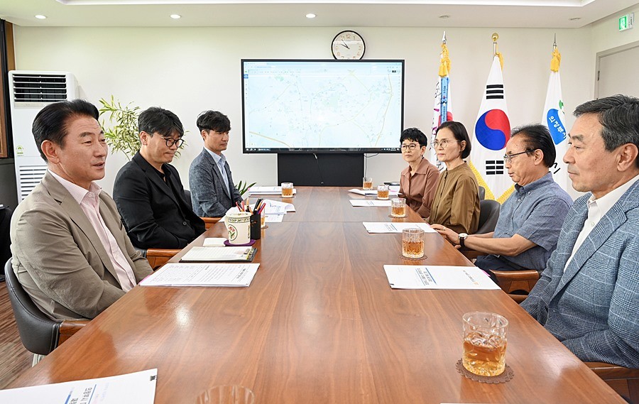 김동근 시장이 8월 8일 마을버스 운수업체 관계자들과 간담회를 갖고 있다