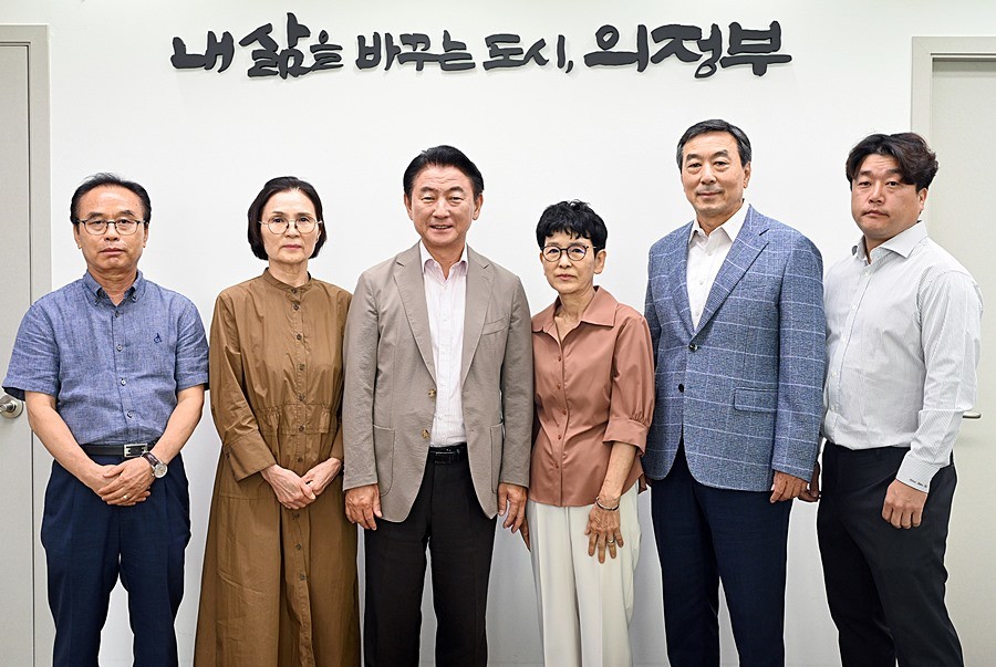 김동근 시장이 8월 8일 마을버스 운수업체 관계자들과 간담회를 가진 뒤 함께 기념사진을 찍고 있다