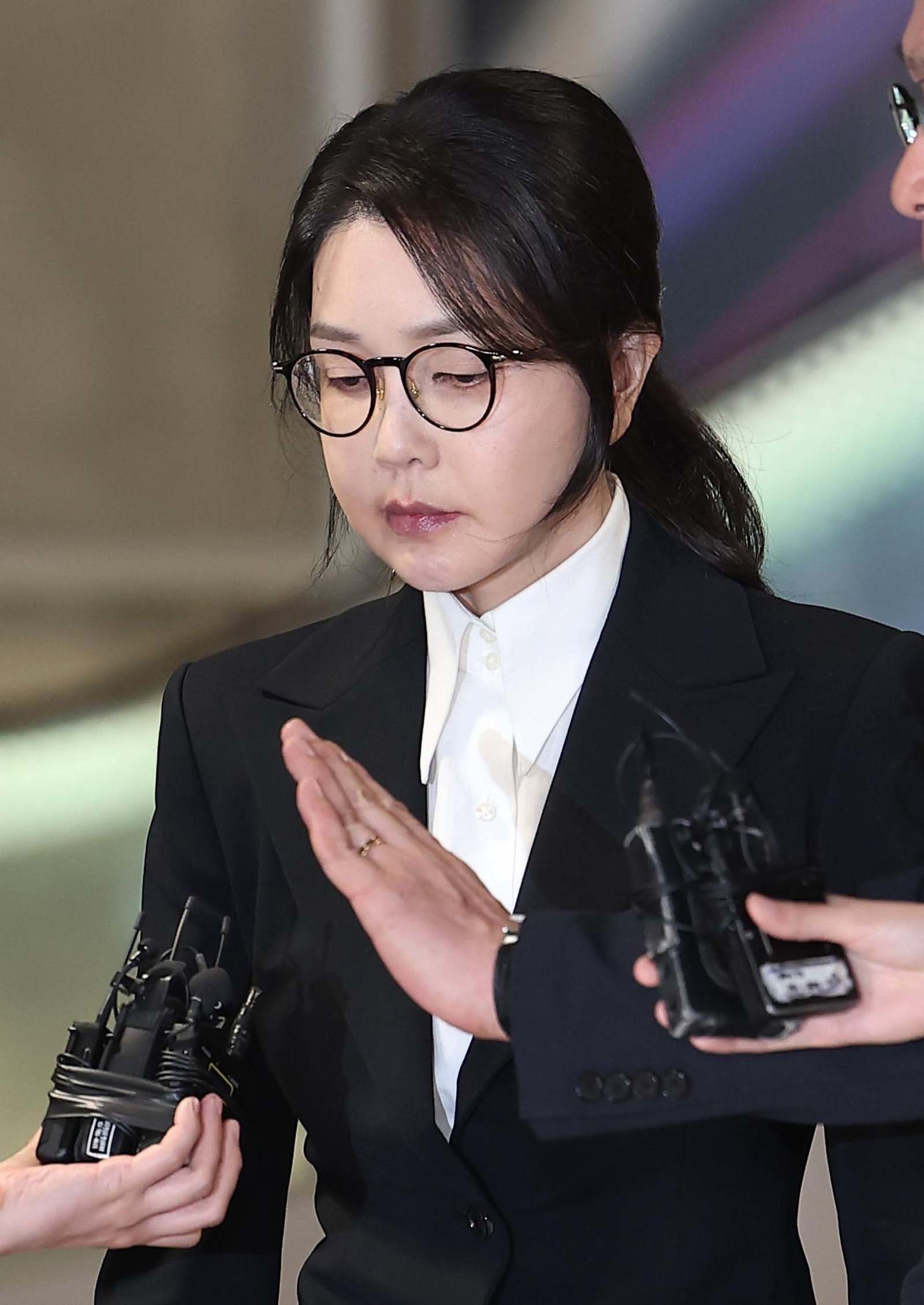 윤석열 전 대통령의 부인 김건희 여사가 6일 서울 종로구 KT광화문빌딩에 마련된 김건희 특검팀(특별검사 민중기) 사무실에서 조사를 마친 후 귀가하고 있다./ 뉴스1
