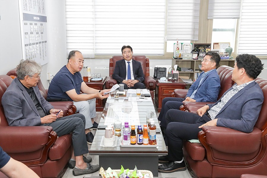 김운남 의장(가운데)