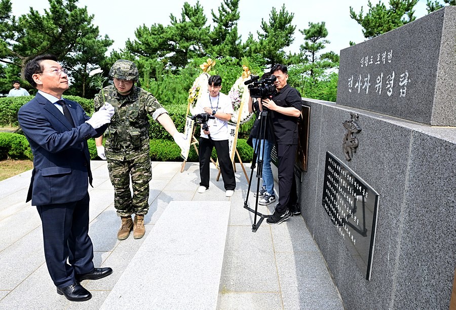 유정복 인천광역시장이 8일 섬의날을 기념해 옹진군 연평면을 방문해 연평도 포격전 전사자 위령탑을 참배하고 있다