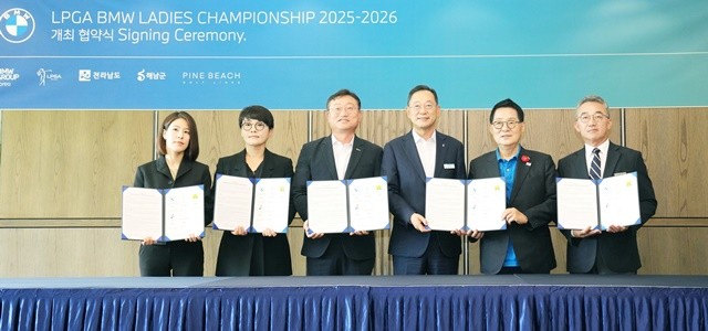 명창환 전라남도 행정부지사가 8일 해남 파인비치 골프링크스에서 해남군, LPGA, BMW 코리아, 파인비치 골프링크스와 ‘2025 LPGA BMW 레이디스 챔피언쉽 대회’ 성공 개최를 위한 업무협약을 체결하고 있다. / 전남도
