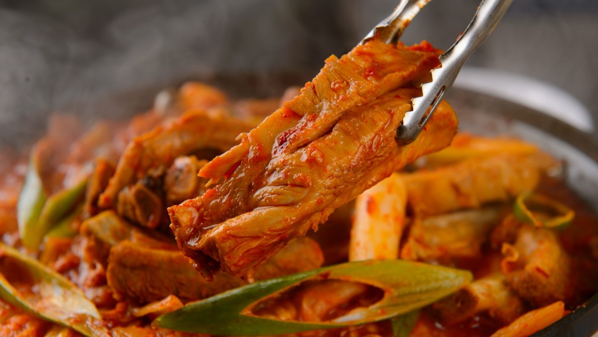 묵은지 등갈비찜 / photohwan-shutterstock.com