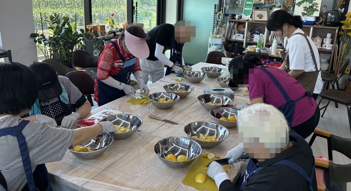 함께 나누는 이야기 정원 프로그램 참여자들이 미니 정원을 만들고 있다 / 포항종합사회복지관 제공
