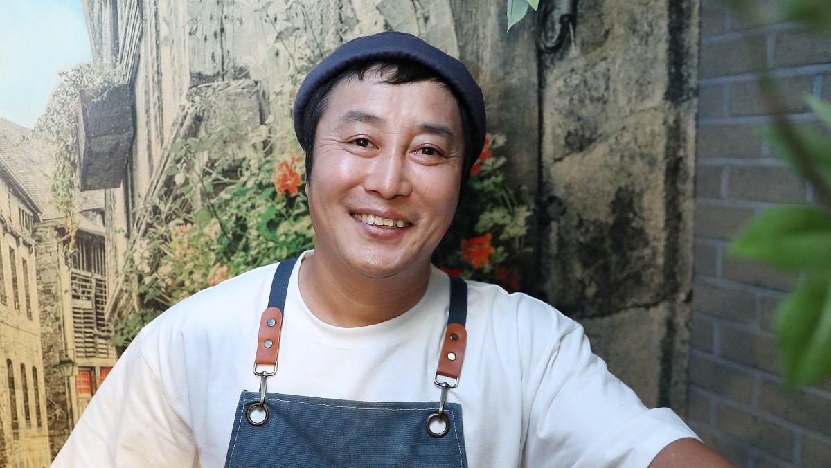 방송인이자 개그맨 출신 김병만이 경기도 양주시의 한 카페에서 뉴스1과 인터뷰를 앞두고 포즈를 취하고 있는 모습. / 뉴스1