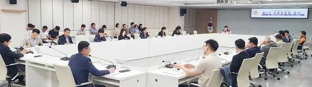 고광완 광주시행정부시장이 8일 시청 중회의실에서 열린 금호타이어 화재 피해 대응을 위한 민·관합동특별팀(TF) 제5차 전체위원회 회의에 참석, 특별팀(TF)의 주요 추진성과를 공유하고 향후 대응방안을 모색했다./광주광역시 제공