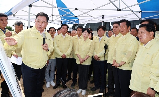 무안읍 폭우 피해 현장을 방문한 더불어민주당 지도부에게 브리핑을 하고 있는 김산 군수