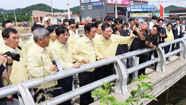 무안읍 폭우 피해 현장에서 더불어민주당 정청래 대표에게 설명을 하고 있는 김산 군수.