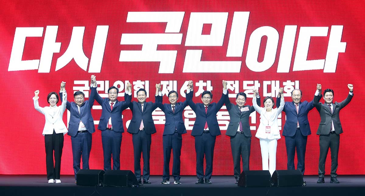 8일 오후 대구 북구 엑스코(EXCO)에서 열린 국민의힘 제6차 전당대회 대구·경북 합동연설회에서 당대표 후보와 주요당직자가 인사하고 있다. 왼쪽부터 이인선 대구시당위원장, 강명구 의원, 송언석 비상대책위원장, 장동혁·조경태·김문수·안철수 당 대표 후보, 김정재 정책위의장, 황우여 선거관리위원장, 구자근 경북도당위원장. / 연합뉴스