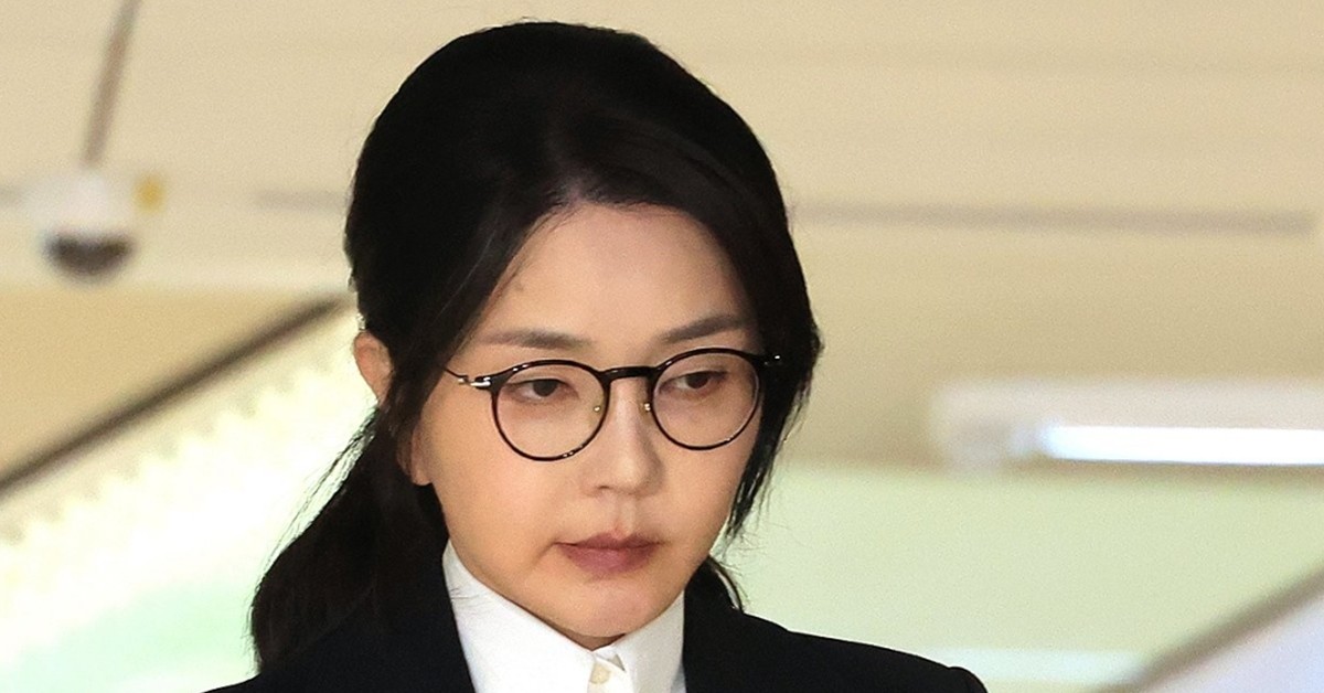 윤석열 전 대통령 부인 김건희 여사가 6일 서울 종로구 KT광화문빌딩 웨스트에 마련된 민중기 특별검사팀에서 피의자 신분으로 조사를 받고 귀가하고 있다. / 연합뉴스