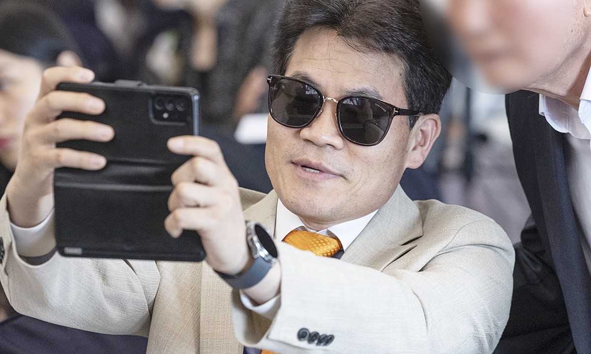 국민의힘에 입당한 전직 한국사 강사 전한길 씨 모습. 기사 이해를 돕기 위한 자료 사진. 송언석 국민의힘 비상대책위원장 겸 원내대표는 지난 8일 오후 당내 긴급 지시사항을 통해 '혼란을 불러일으킨 전한길 씨를 포함해 대의원 자격이 없는 인사에 대해 향후 개최되는 모든 전당대회 일정에 출입을 금지할 것'이라고 밝혔다. / 연합뉴스