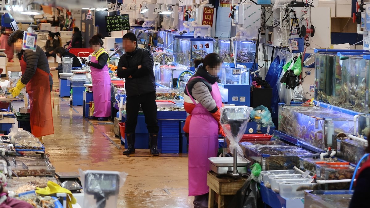 서울 동작구 노량진수산시장에서 시민들이 장을 보고 있다. / 연합뉴스