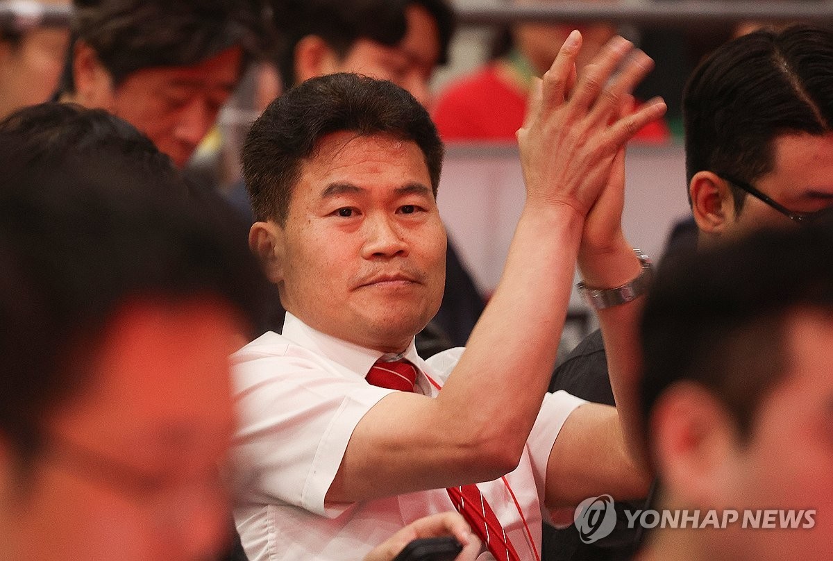 한국사 강사 전한길 씨가 8일 대구 북구 엑스코에서 열린 국민의힘 제6차 전당대회 대구·경북 합동연설회에 참석하고 있다. / 연합뉴스